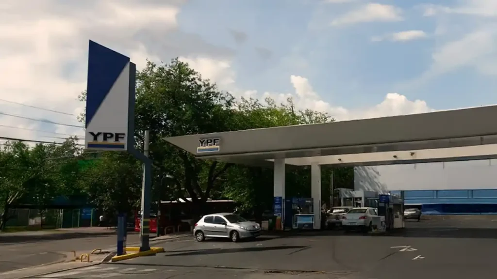 Estación de servicio Ignis en zona urbana con vehículos en surtidores de carga