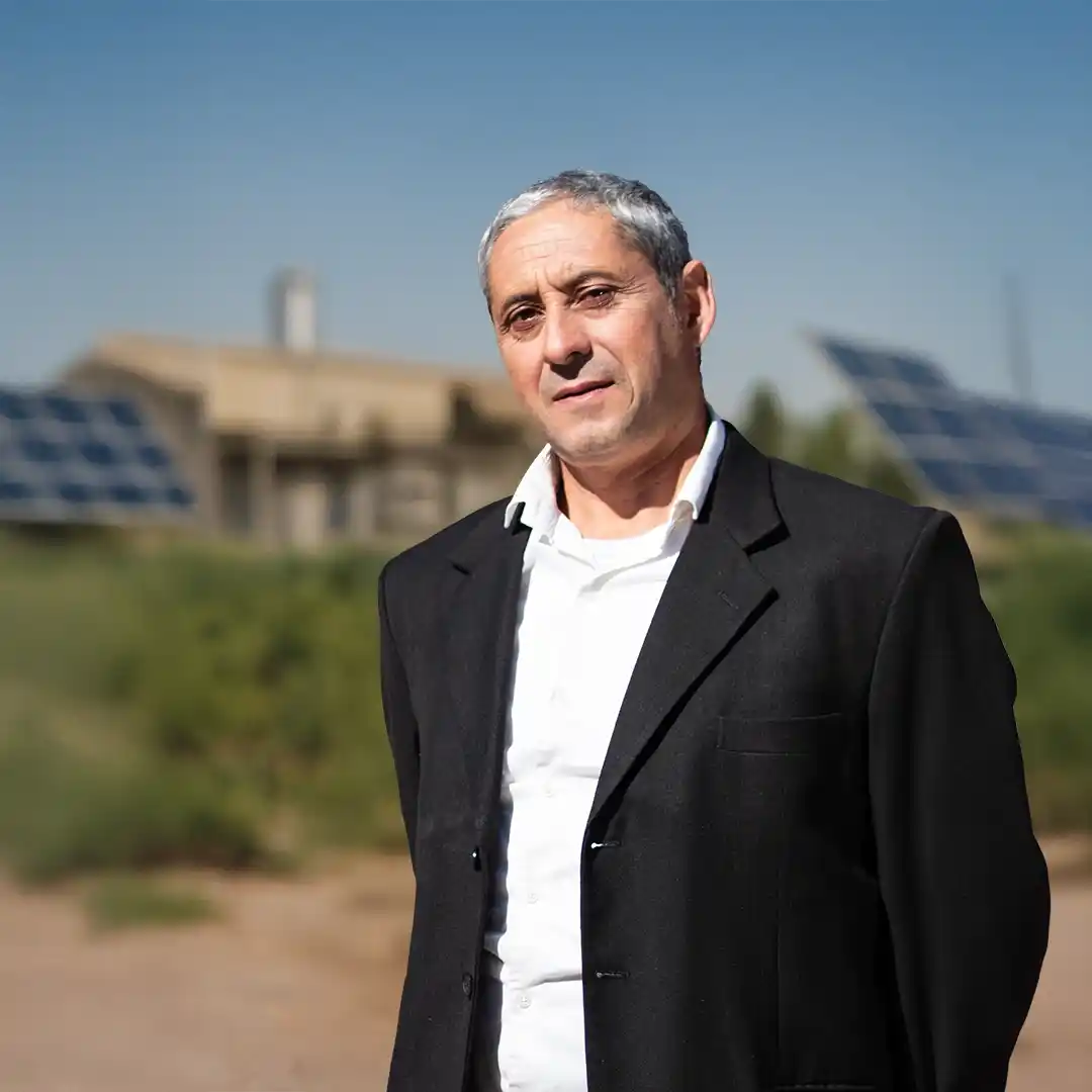 Andrés Sánchez gerente de ventas de Cenergia en un campo con paneles solares